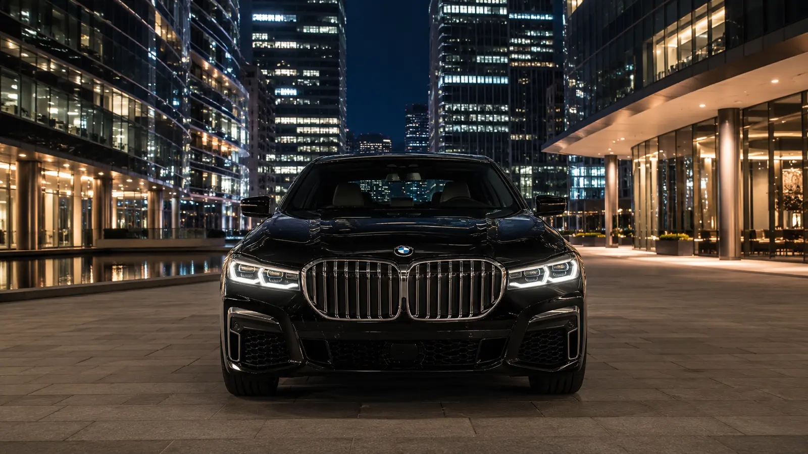 АВТО 1000594 чёрный BMW 760i строго спереди в деловом центре