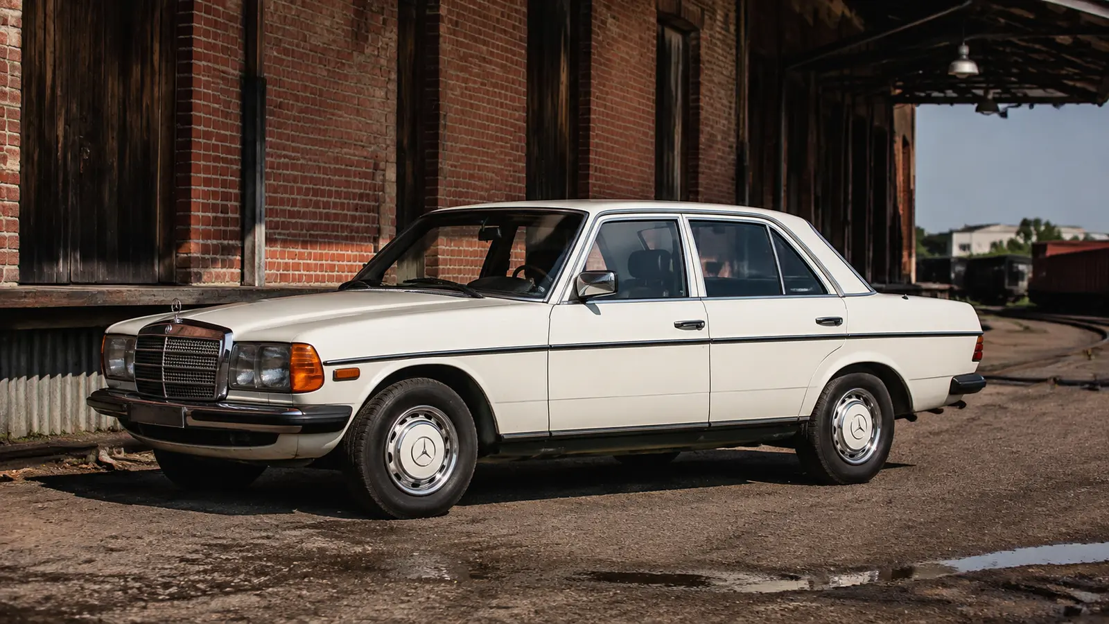 АВТО 1000045 кремовый Mercedes W123 у склада