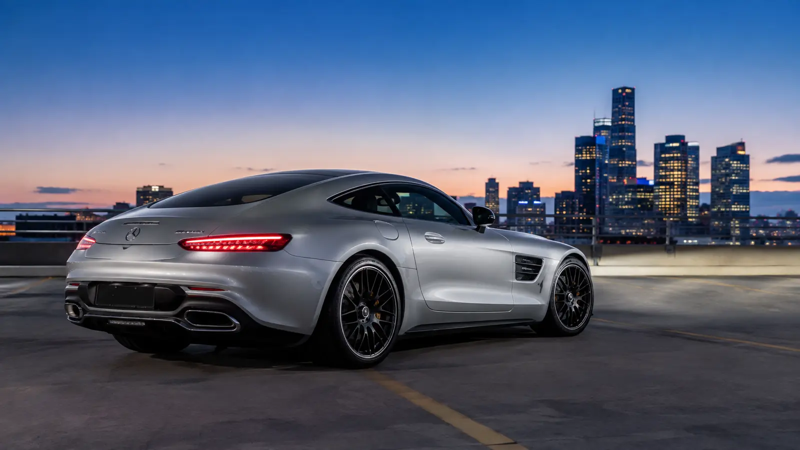 АВТО 1000605 серебристый Mercedes AMG GT на крыше паркинга