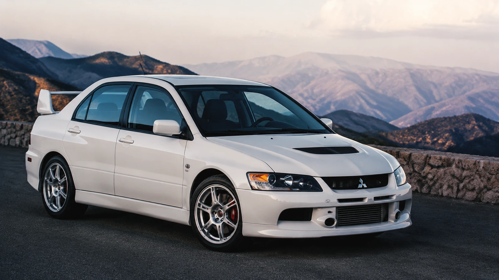 АВТО 1000746 белый Mitsubishi Lancer Evolution на горной дороге 2000-х