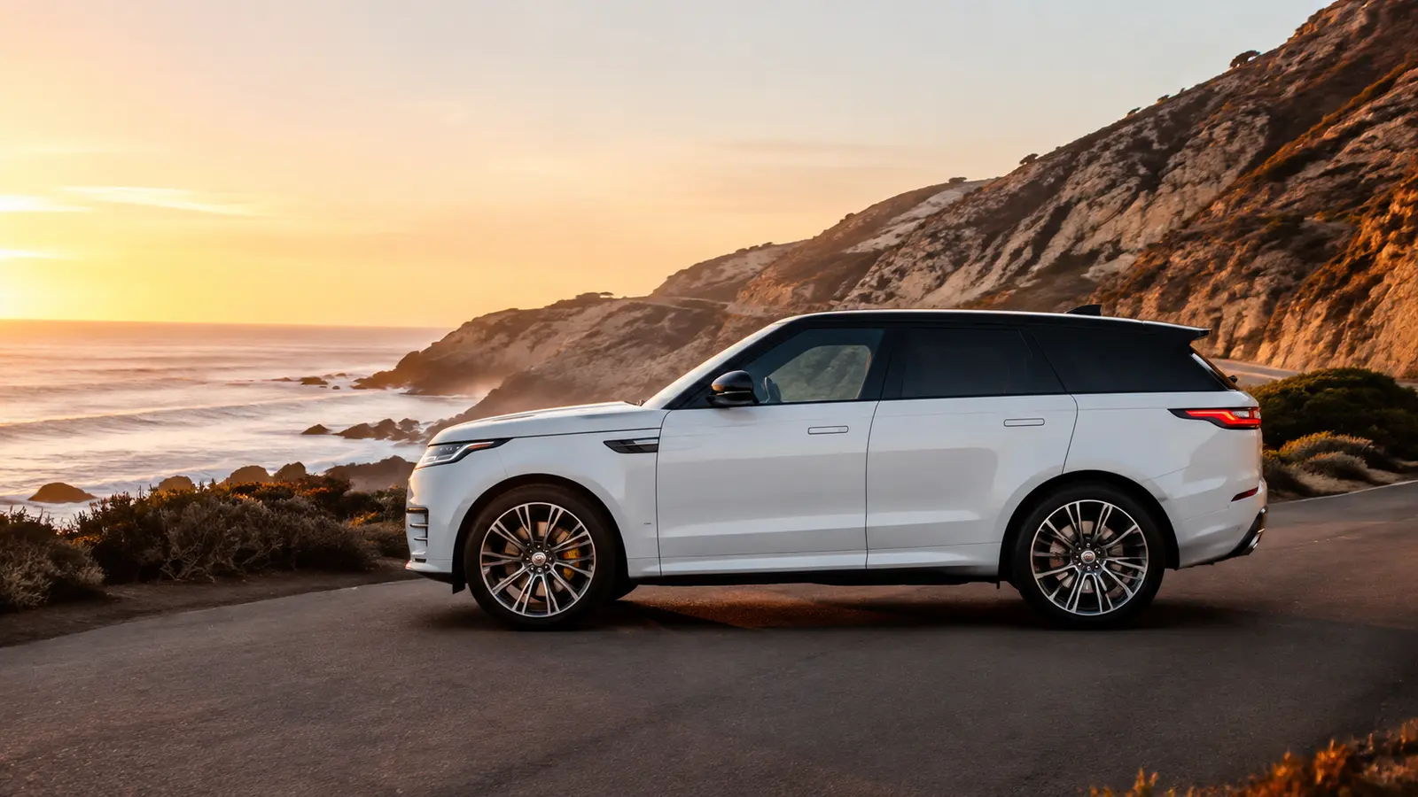 АВТО 1000680 белый Range Rover Sport в профиль у океана