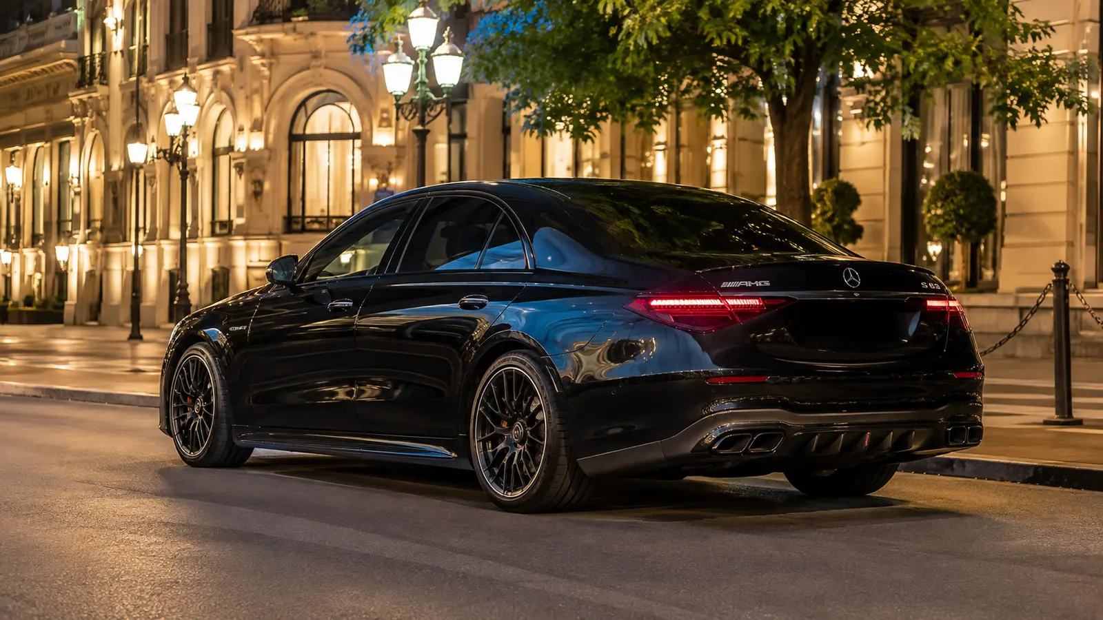 АВТО 1000407 чёрный Mercedes AMG S 63 на вечернем проспекте