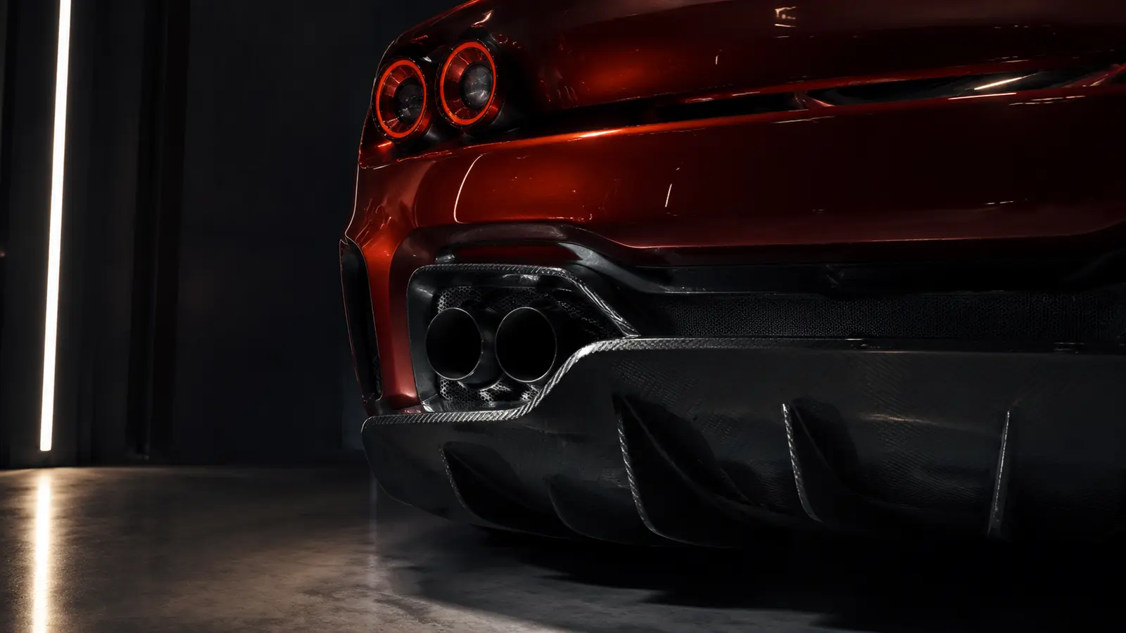 АВТО 1000694 крупный план карбонового диффузора и заднего фонаря красного Ferrari