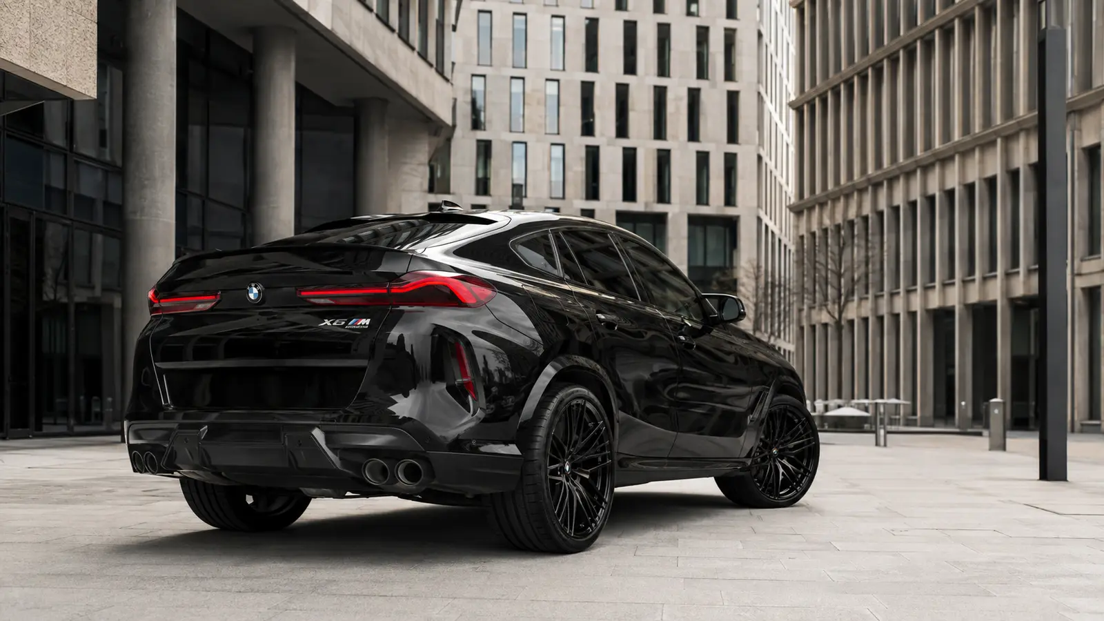 АВТО 1001140 чёрный BMW X6 M у делового квартала