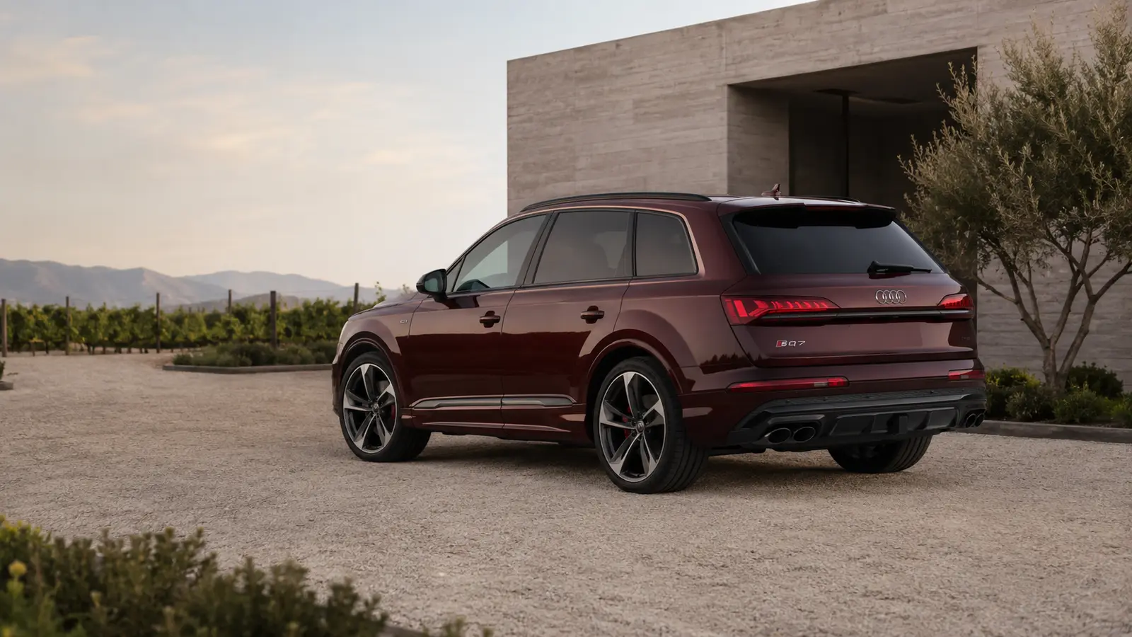 АВТО 1001137 бордовый Audi SQ7 у винодельни