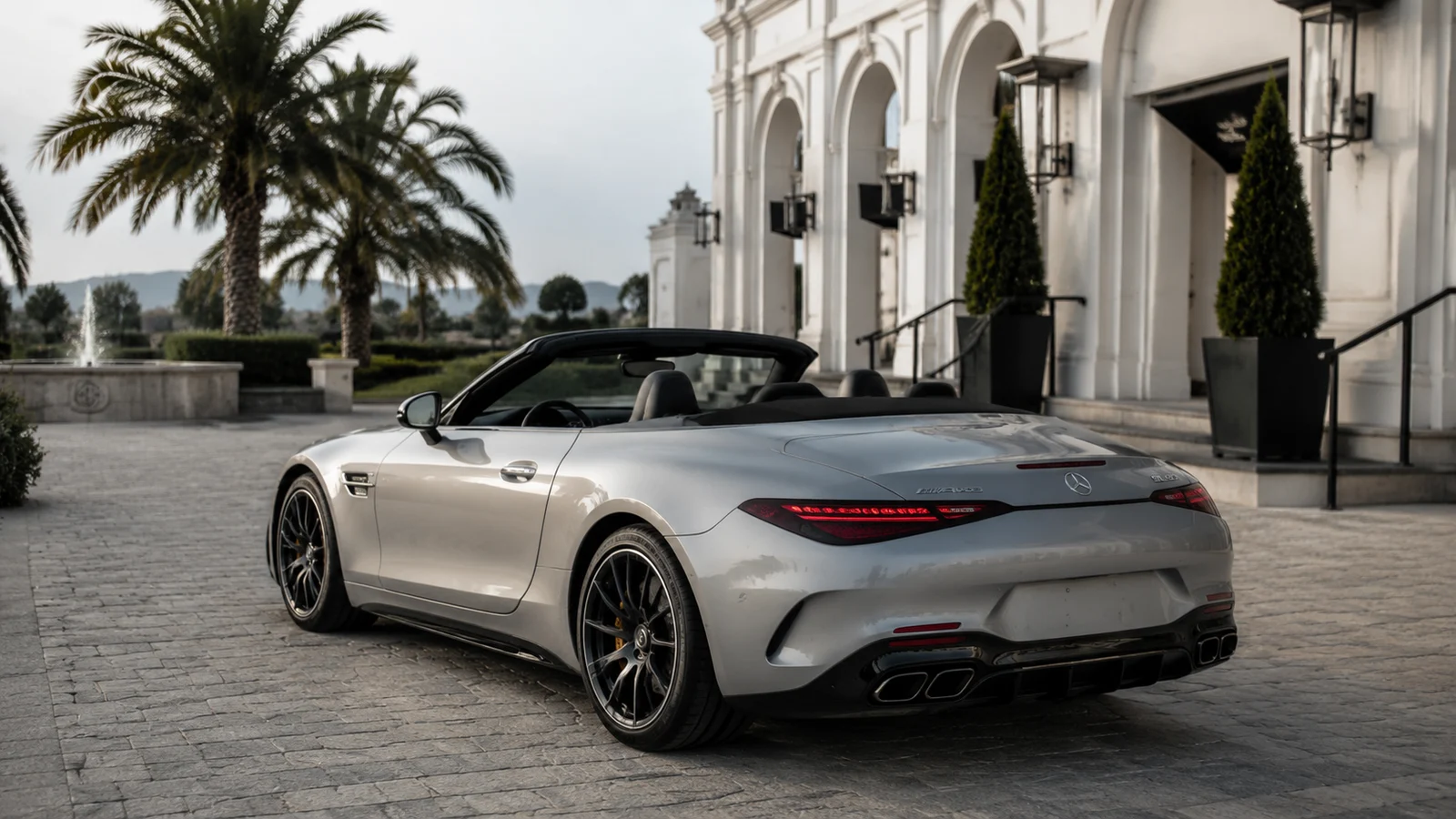 АВТО 1001223 серебристый Mercedes-AMG SL 63 у курортного отеля