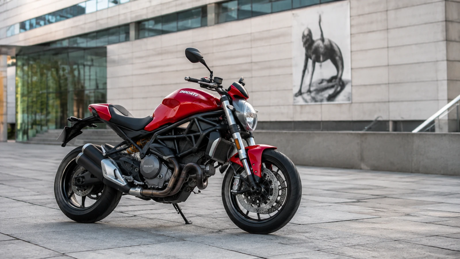 АВТО 1001284 красный Ducati Monster у городской галереи