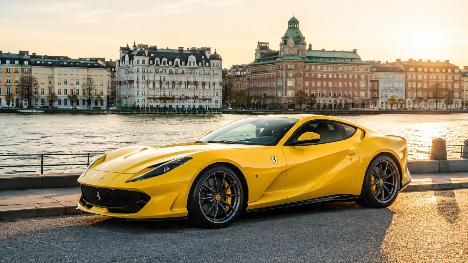 АВТО 1000412 жёлтый Ferrari 812 Superfast на набережной