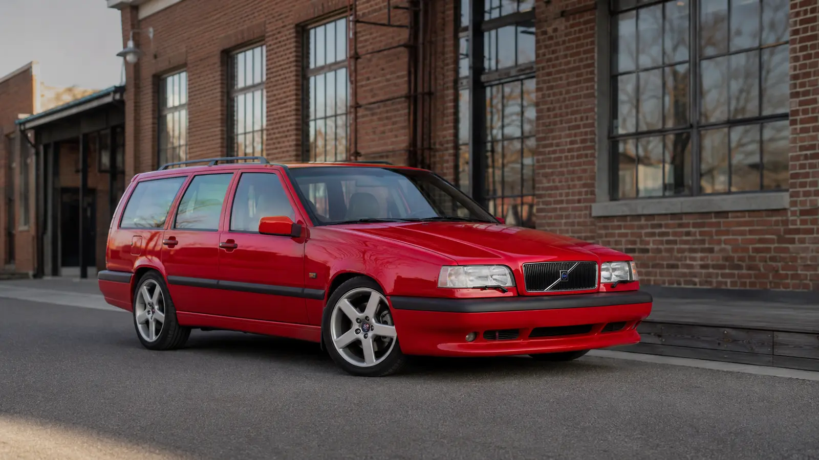 АВТО 1001186 красный Volvo 850 R на скандинавской улице 90-х