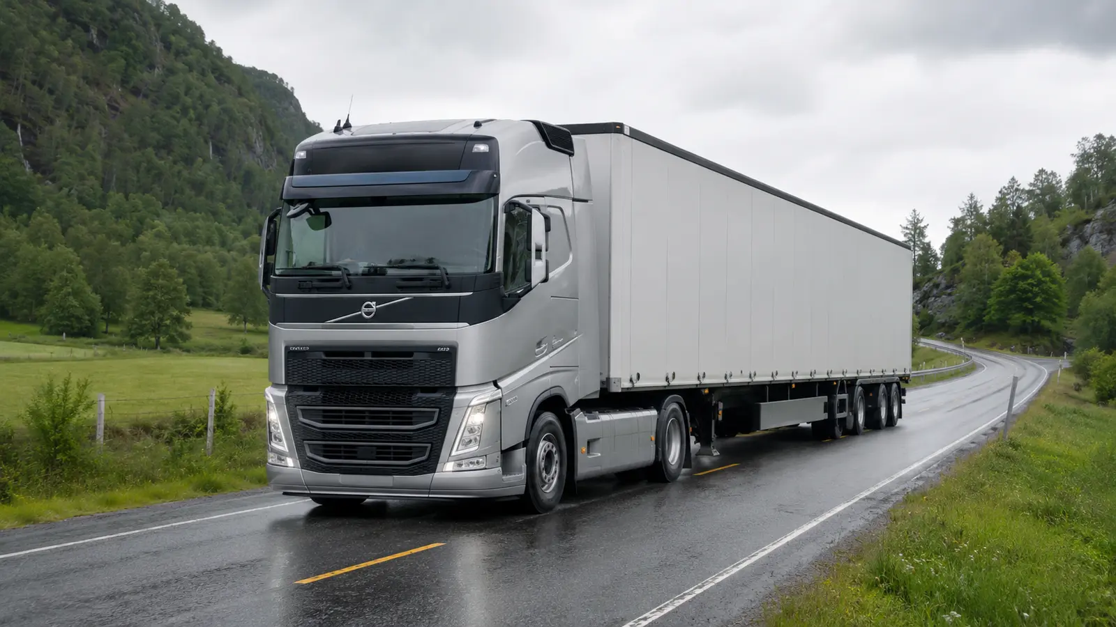 АВТО 1000080 серебристый Volvo FH16 на мокрой дороге