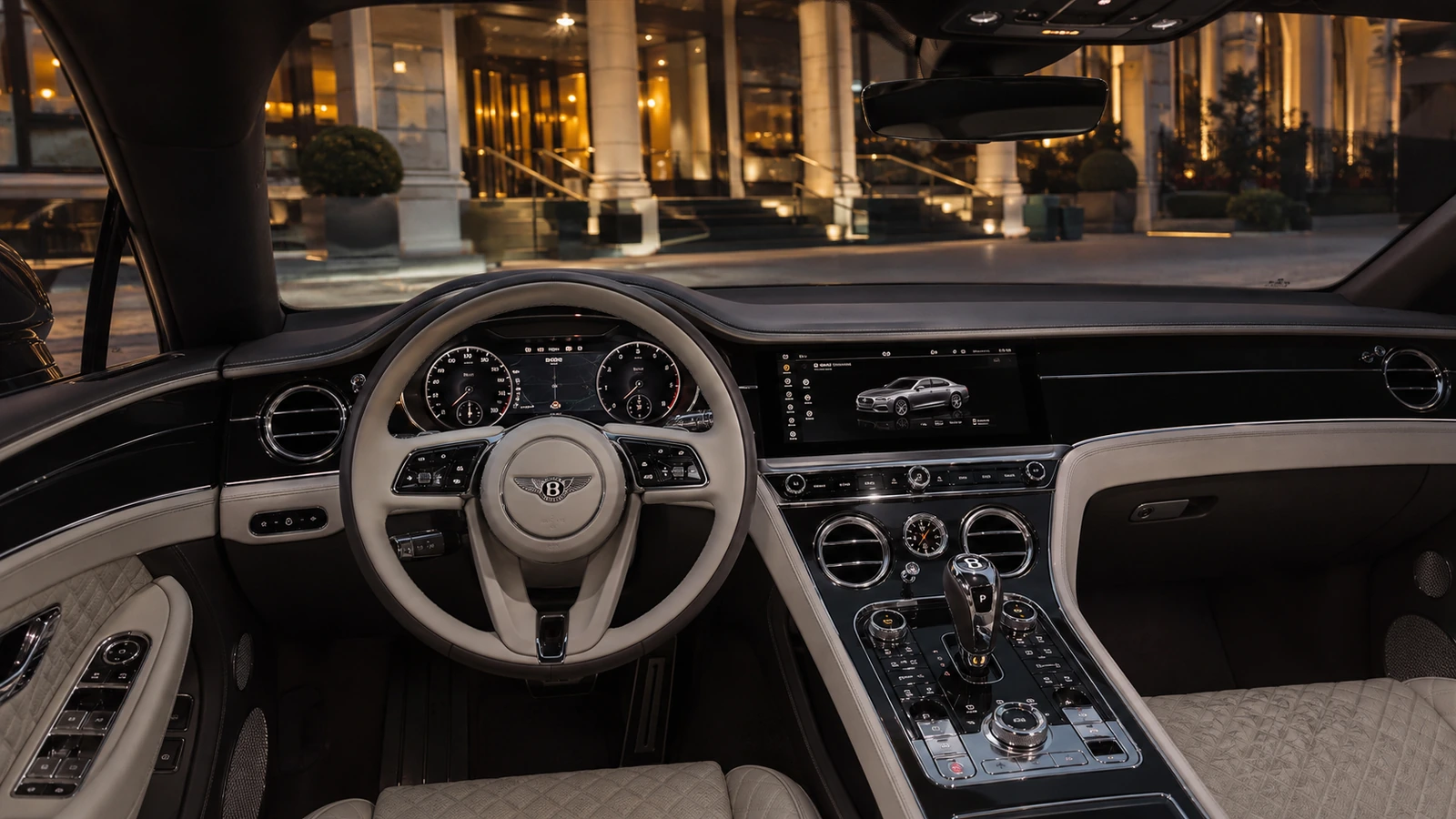 АВТО 1000740 салон Bentley Continental GT у ночного отеля