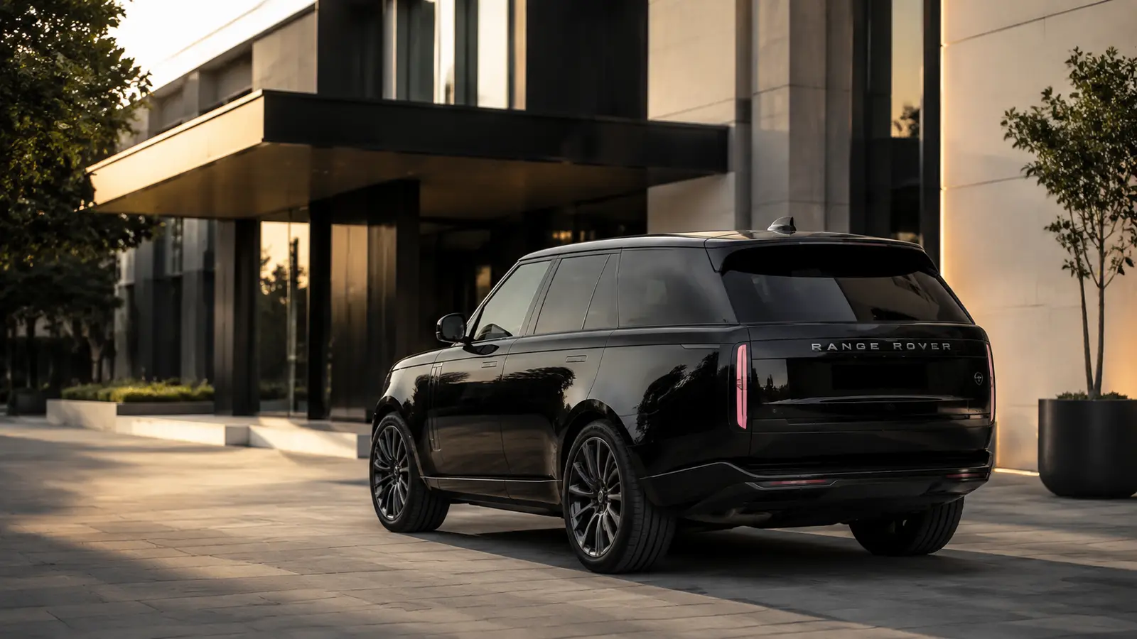 АВТО 1001008 чёрный Range Rover у современного отеля