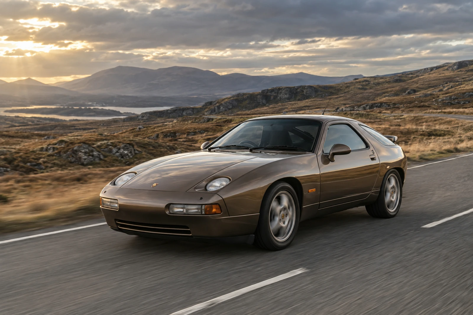 АВТО 1007650 бронзовый Porsche 928 на горном шоссе