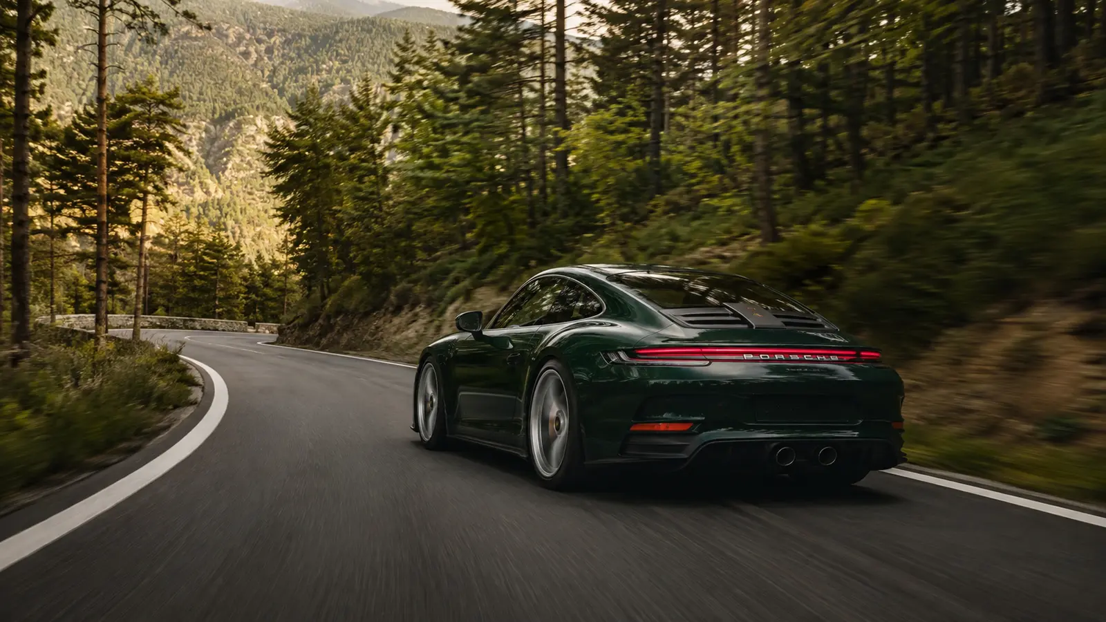 АВТО 1000905 зелёный Porsche 911 S T на лесной дороге