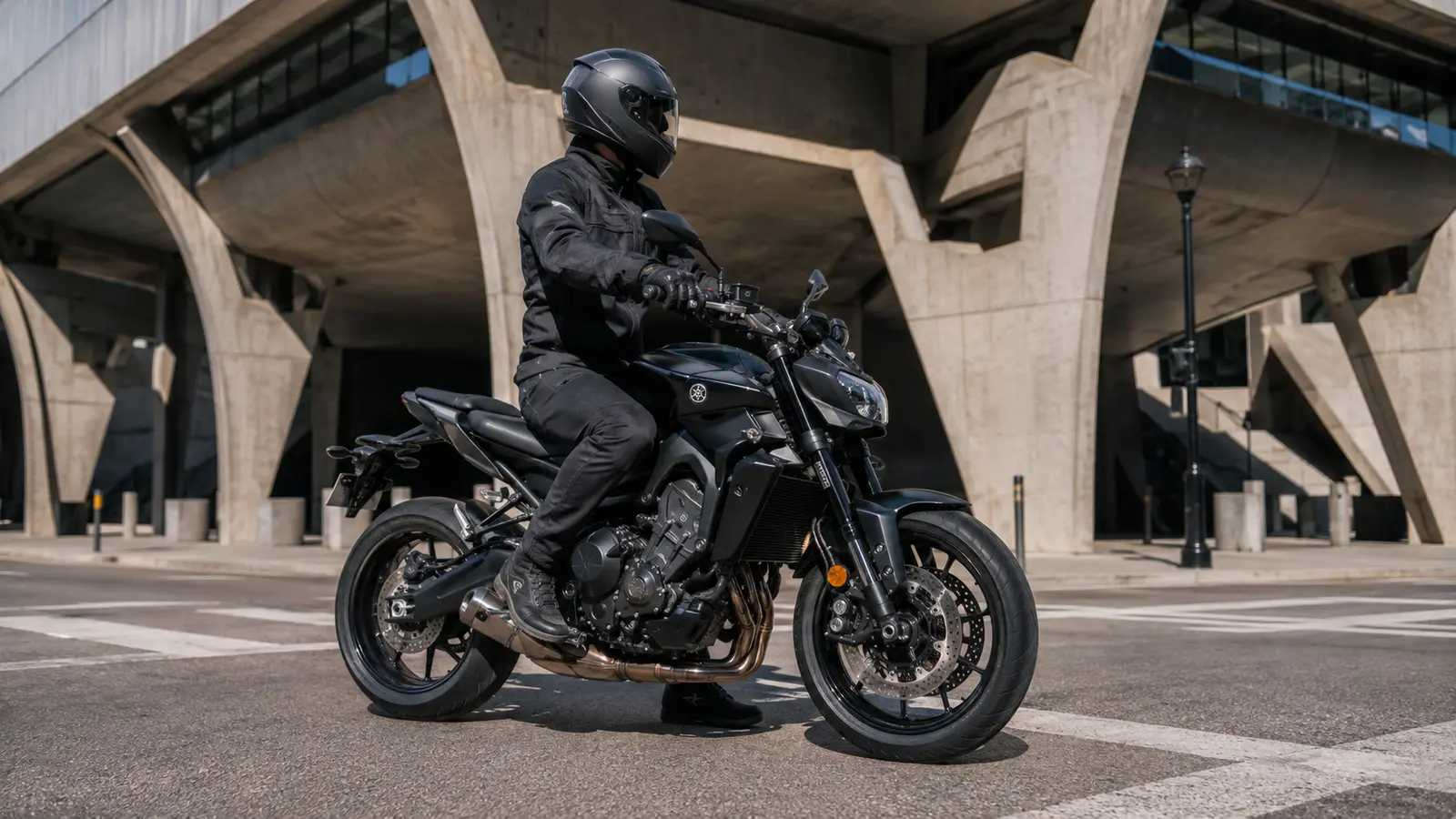 АВТО 1000169 Yamaha MT-09 в современном городе