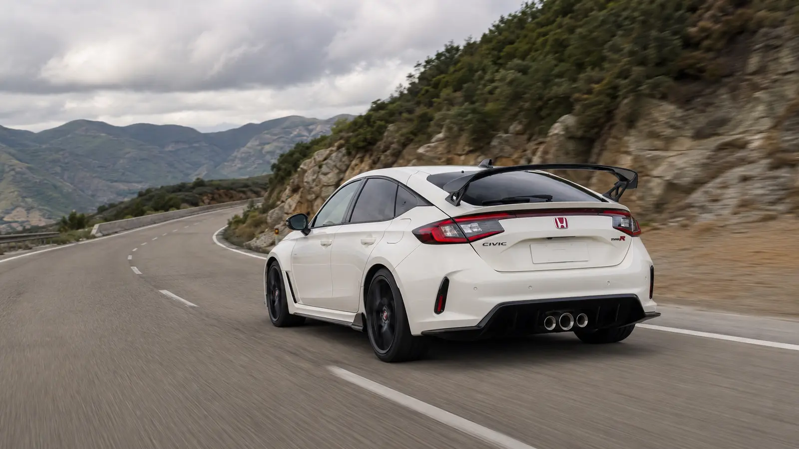 АВТО 1000595 белый Honda Civic Type R сзади на горной дороге