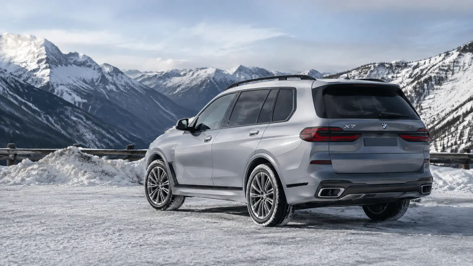 АВТО 1001012 серебристый BMW X7 на снежной дороге