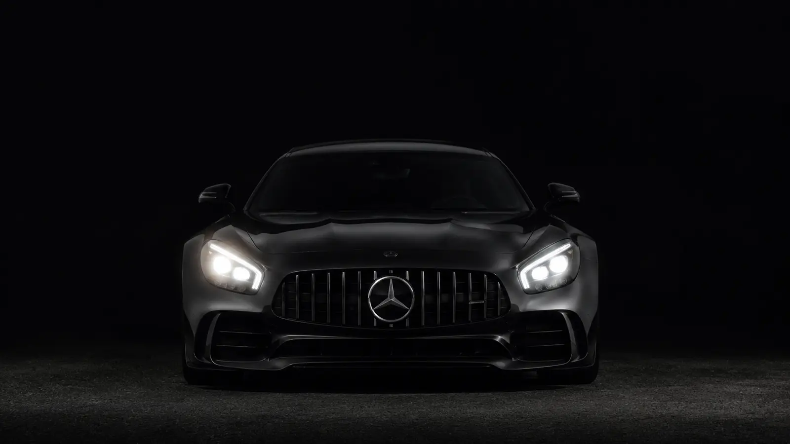 АВТО 1000658 тёмный Mercedes AMG GT выходит из темноты со светом фар