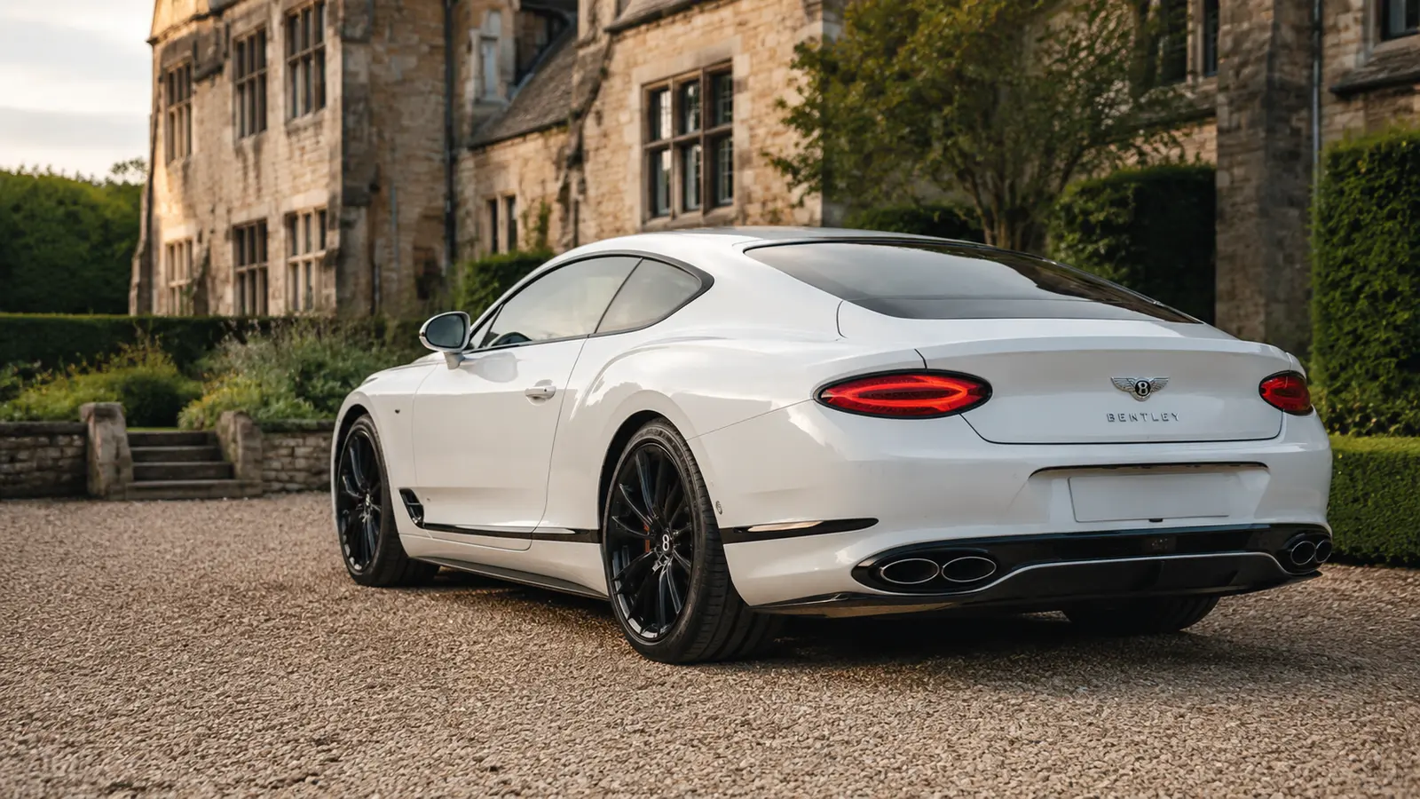 АВТО 1001042 белый Bentley Continental GT у загородного дома