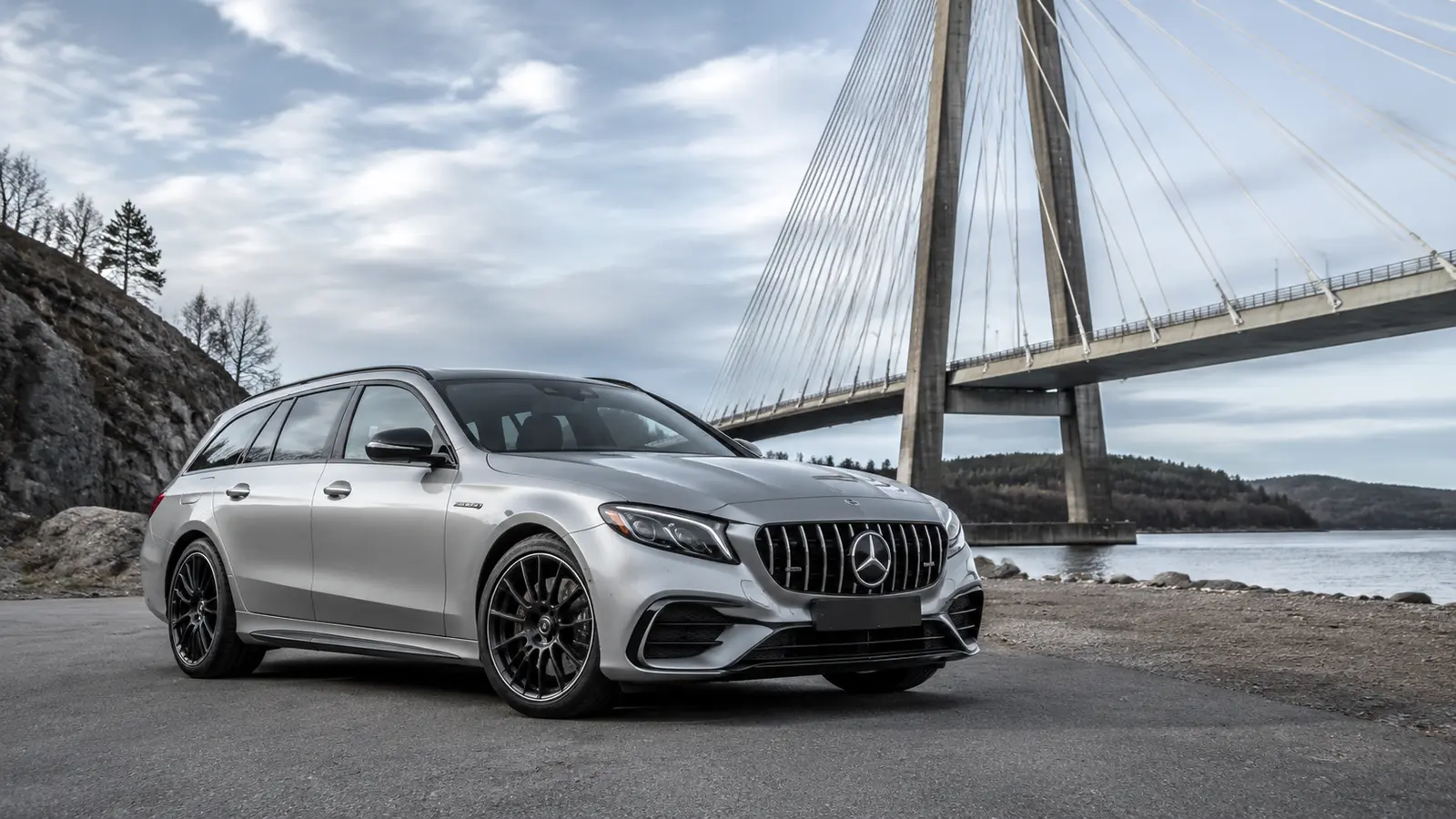 АВТО 1001506 Серебристый Mercedes-AMG E53 Hybrid универсал у северного моста