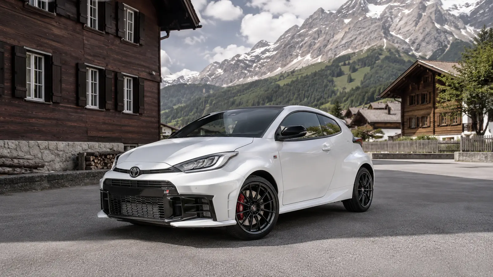 АВТО 1001341 Белая Toyota GR Yaris в альпийской деревне