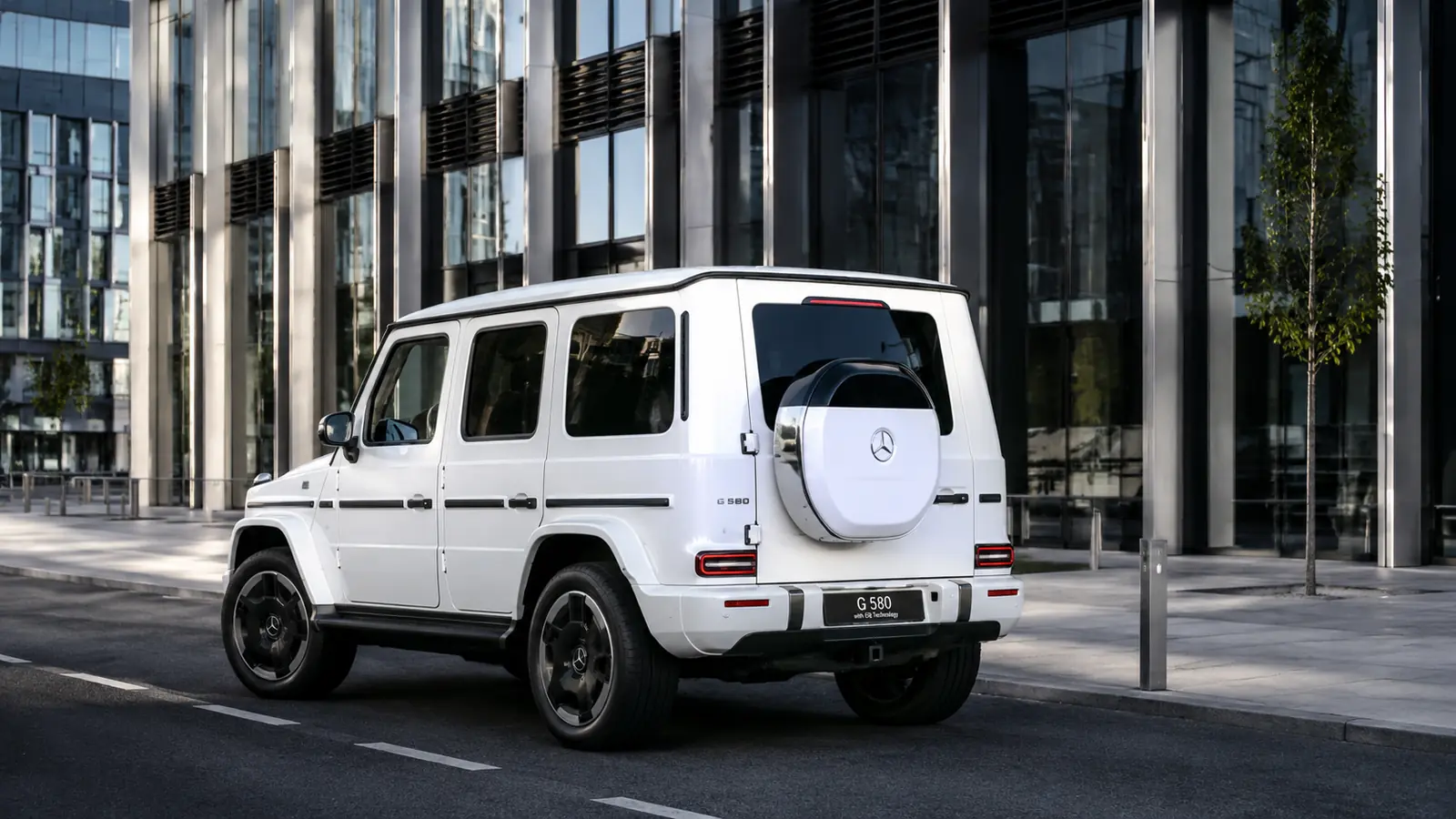 АВТО 1001374 белый Mercedes G-класса в деловом квартале