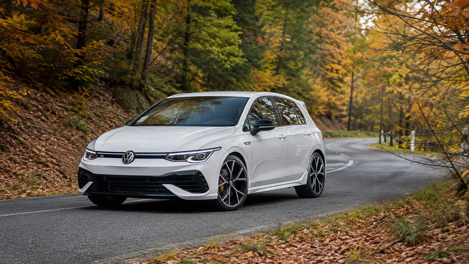 АВТО 1000214 белый Volkswagen Golf R на осенней лесной дороге