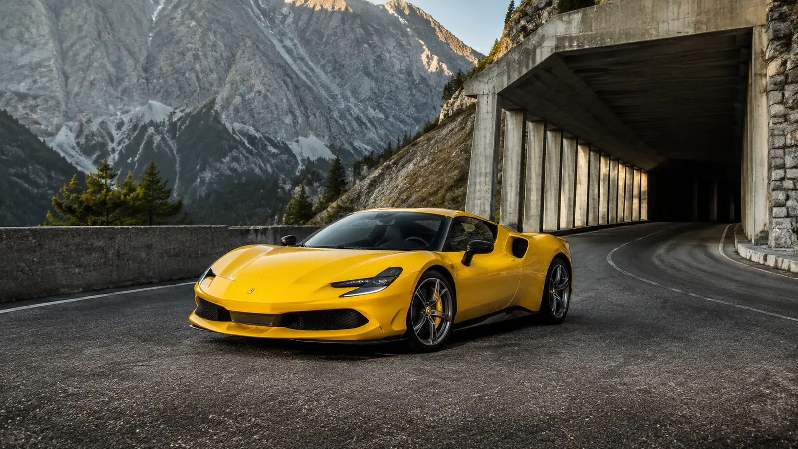 АВТО 1000192 жёлтый Ferrari 296 GTB у горной галереи