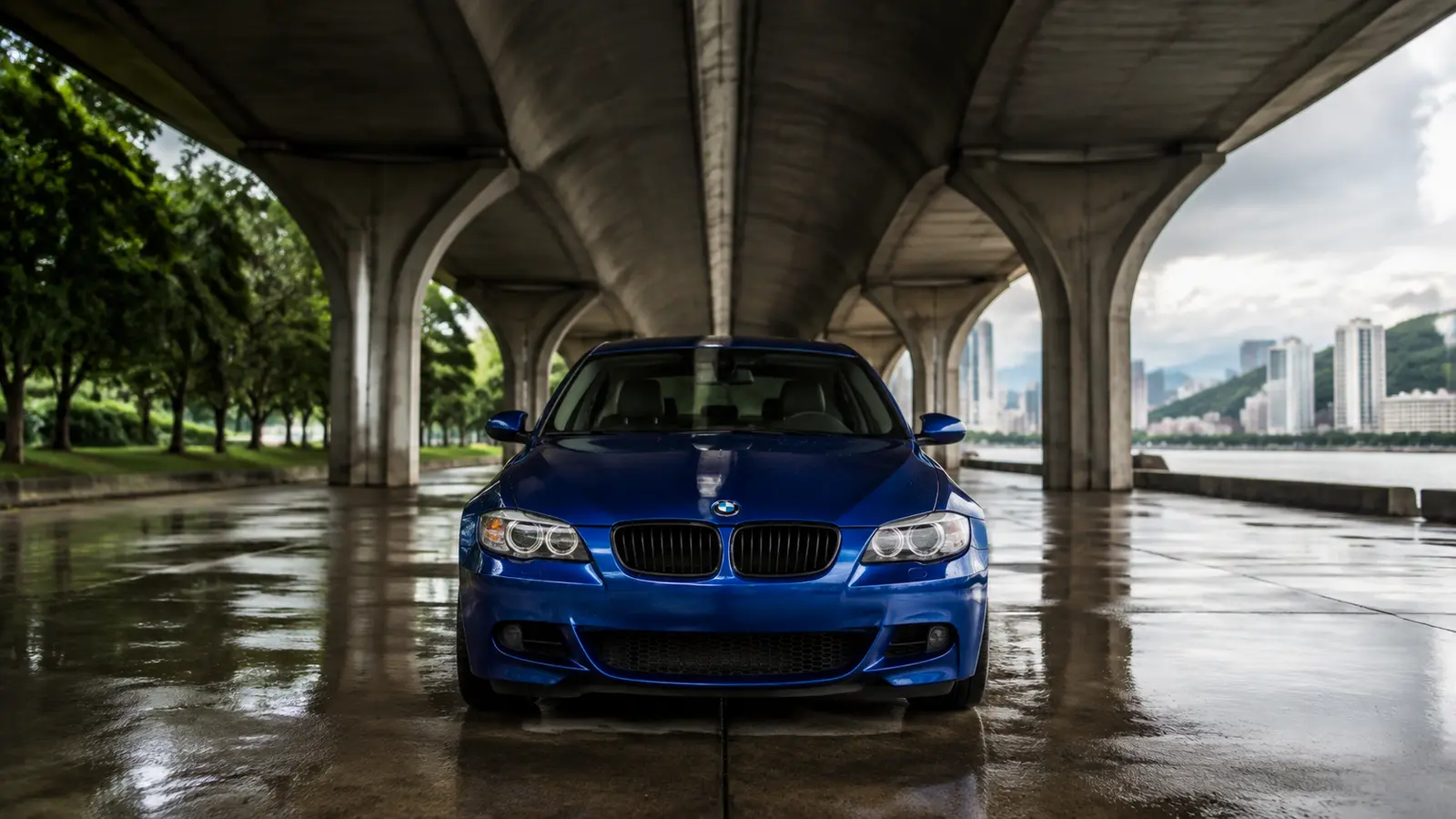 АВТО 1000523 синяя BMW M5 E60 на ночной площади