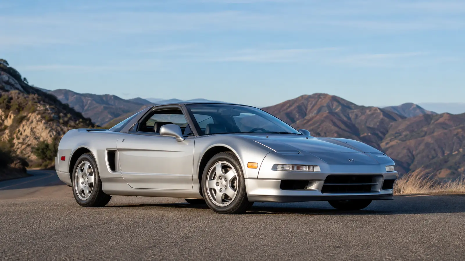 АВТО 1000259 серебристый Honda NSX NA1 на горной дороге