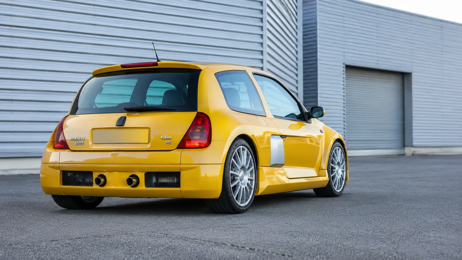 АВТО 1000816 жёлтый Renault Clio V6 у французского завода 2000-х