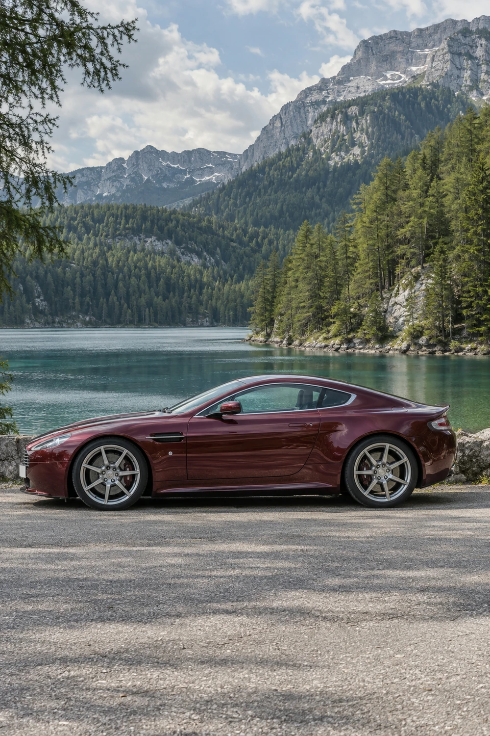 АВТО 1007366 Aston Martin V8 Vantage бордовый лиственницы у озера