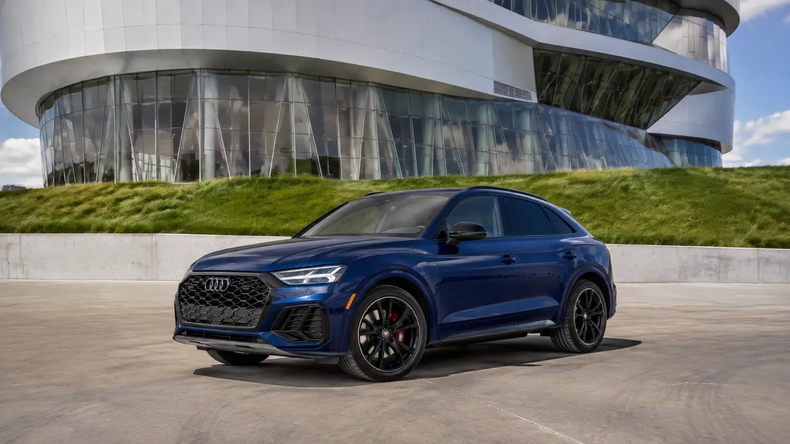 АВТО 1000438 синий Audi Q8 у современного музея