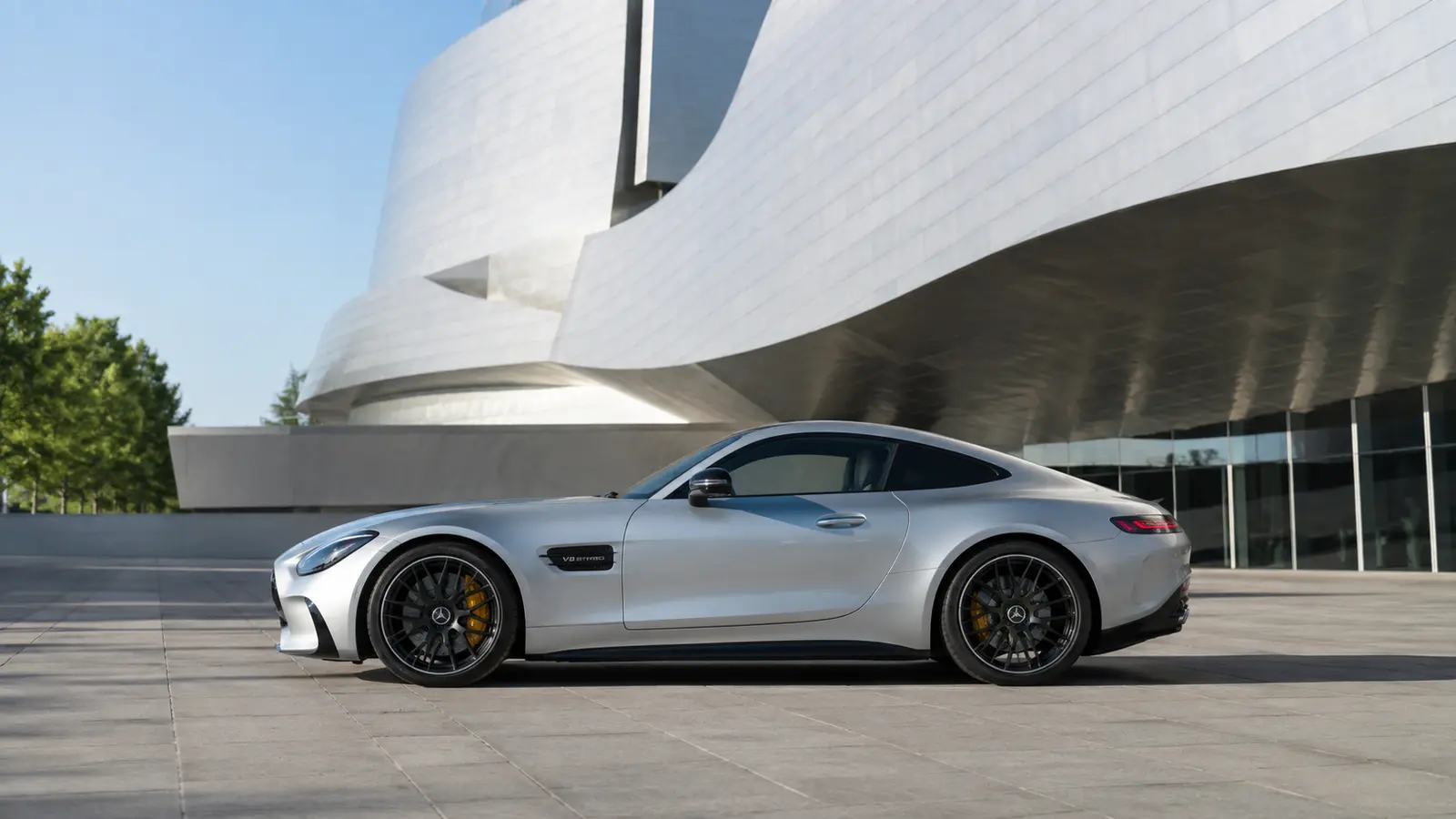 АВТО 1001188 серебристый Mercedes-AMG GT у музея современного искусства