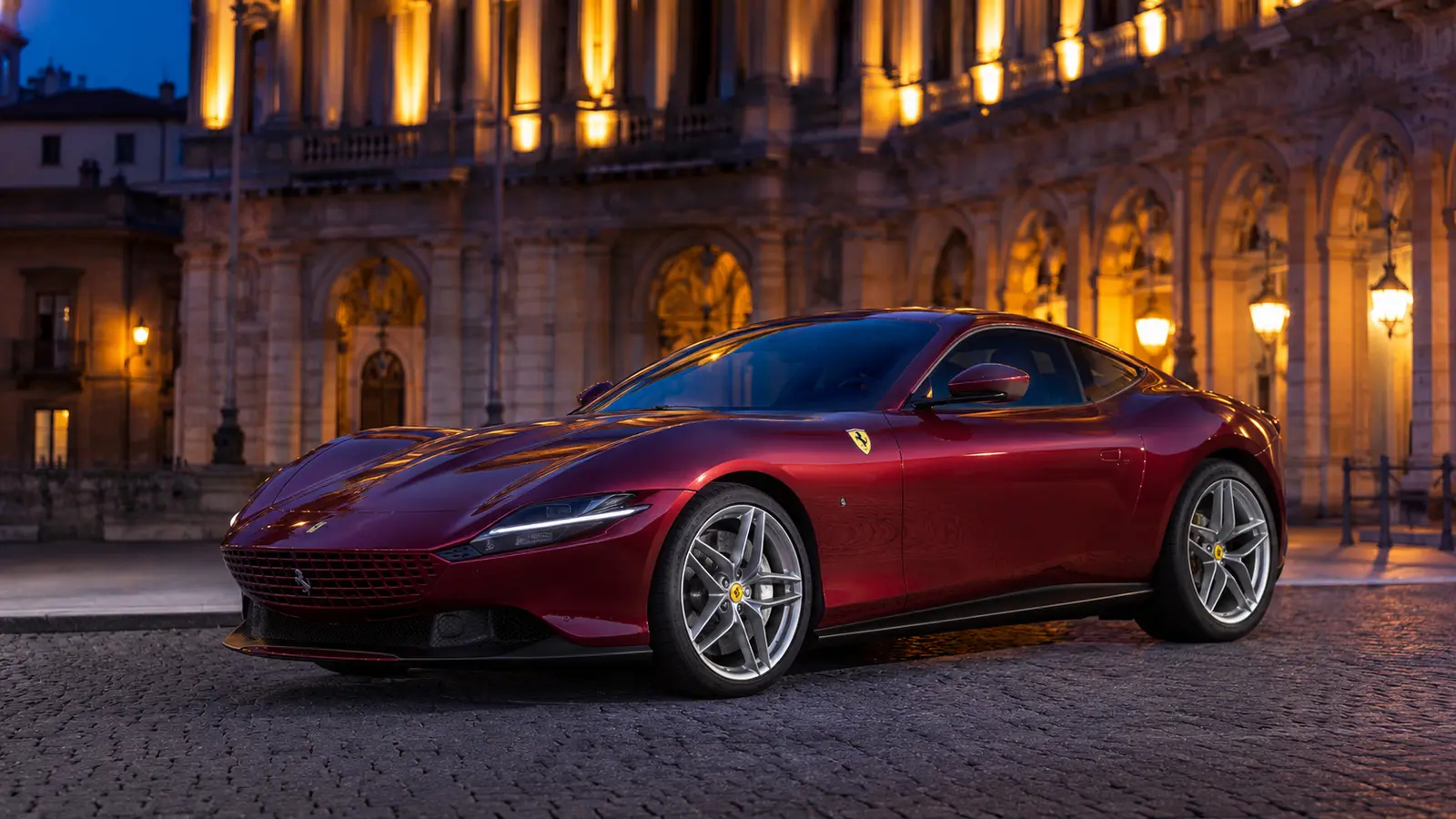 АВТО 1000233 бордовый Ferrari Roma у старого театра