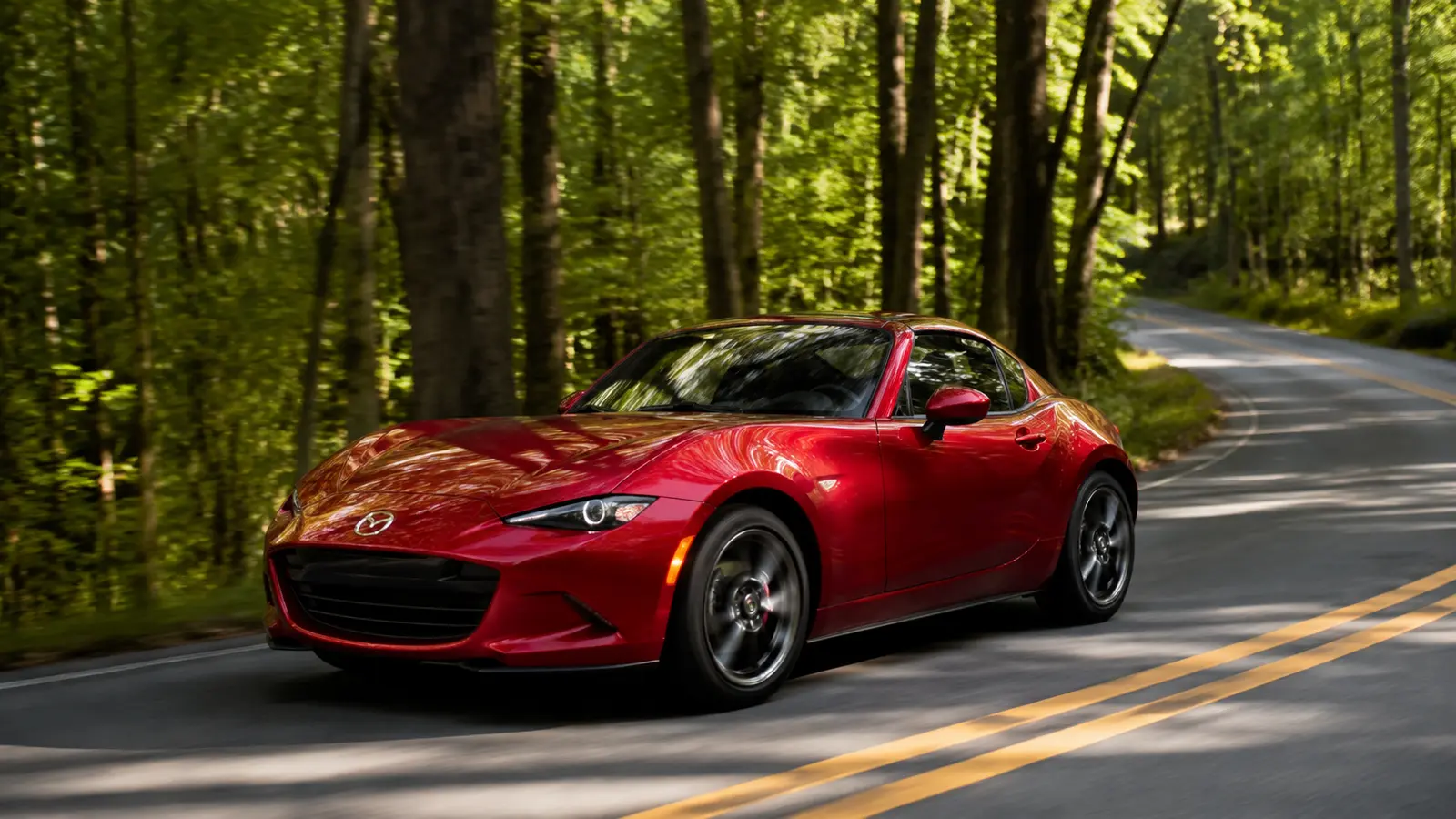 АВТО 1000634 красная Mazda MX-5 на узкой дороге в лесу