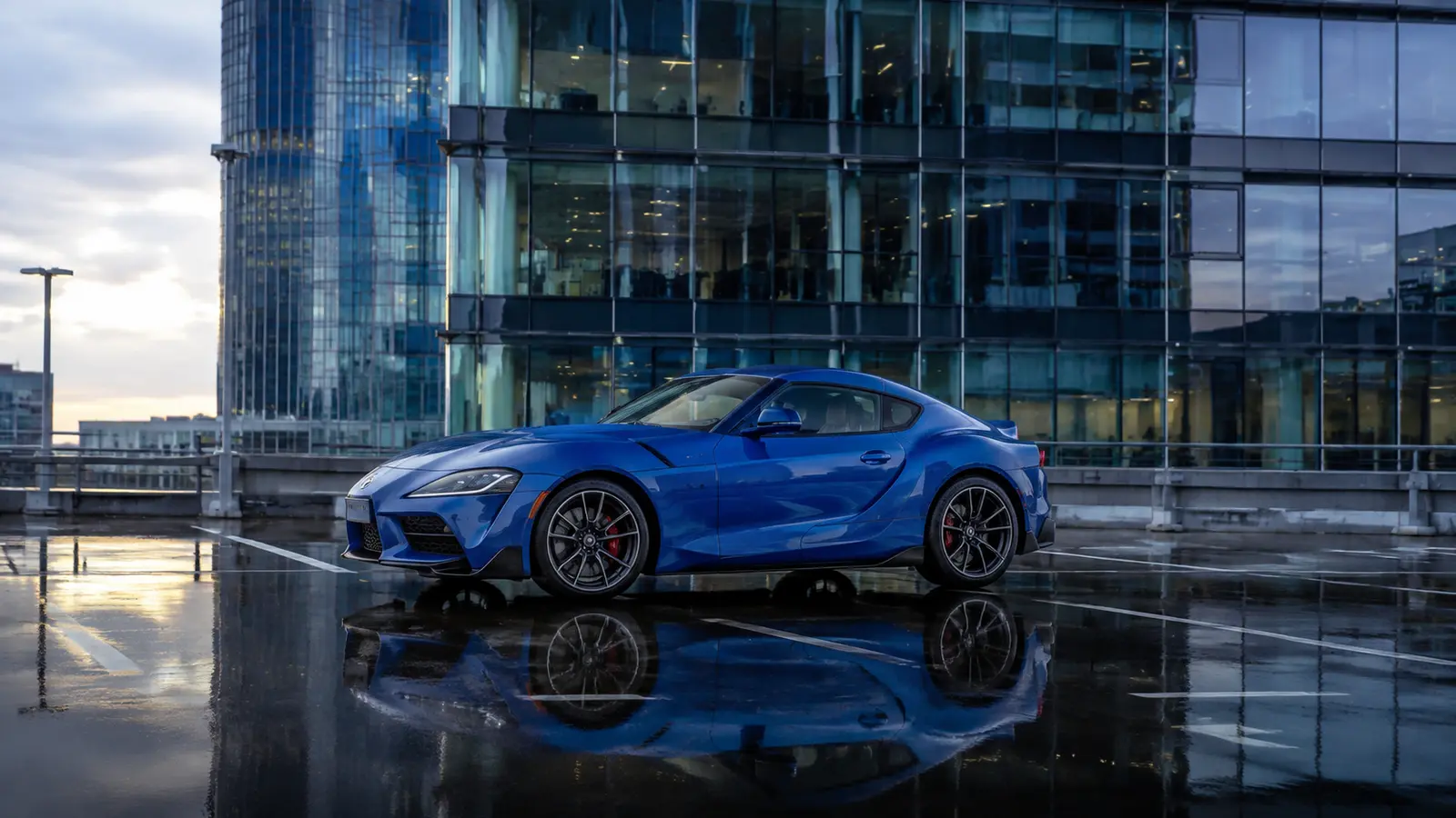 АВТО 1000062 синий Toyota GR Supra у бизнес-центра