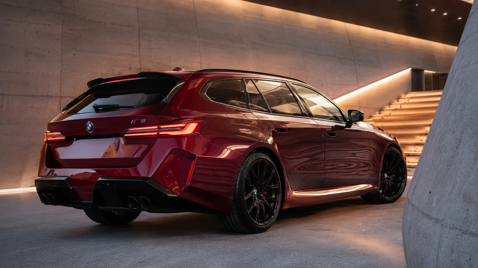 АВТО 1000703 бордовый BMW M5 Touring у современной архитектуры
