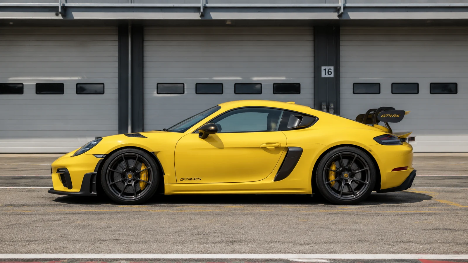 АВТО 1001243 жёлтый Porsche 718 Cayman GT4 RS у боксов