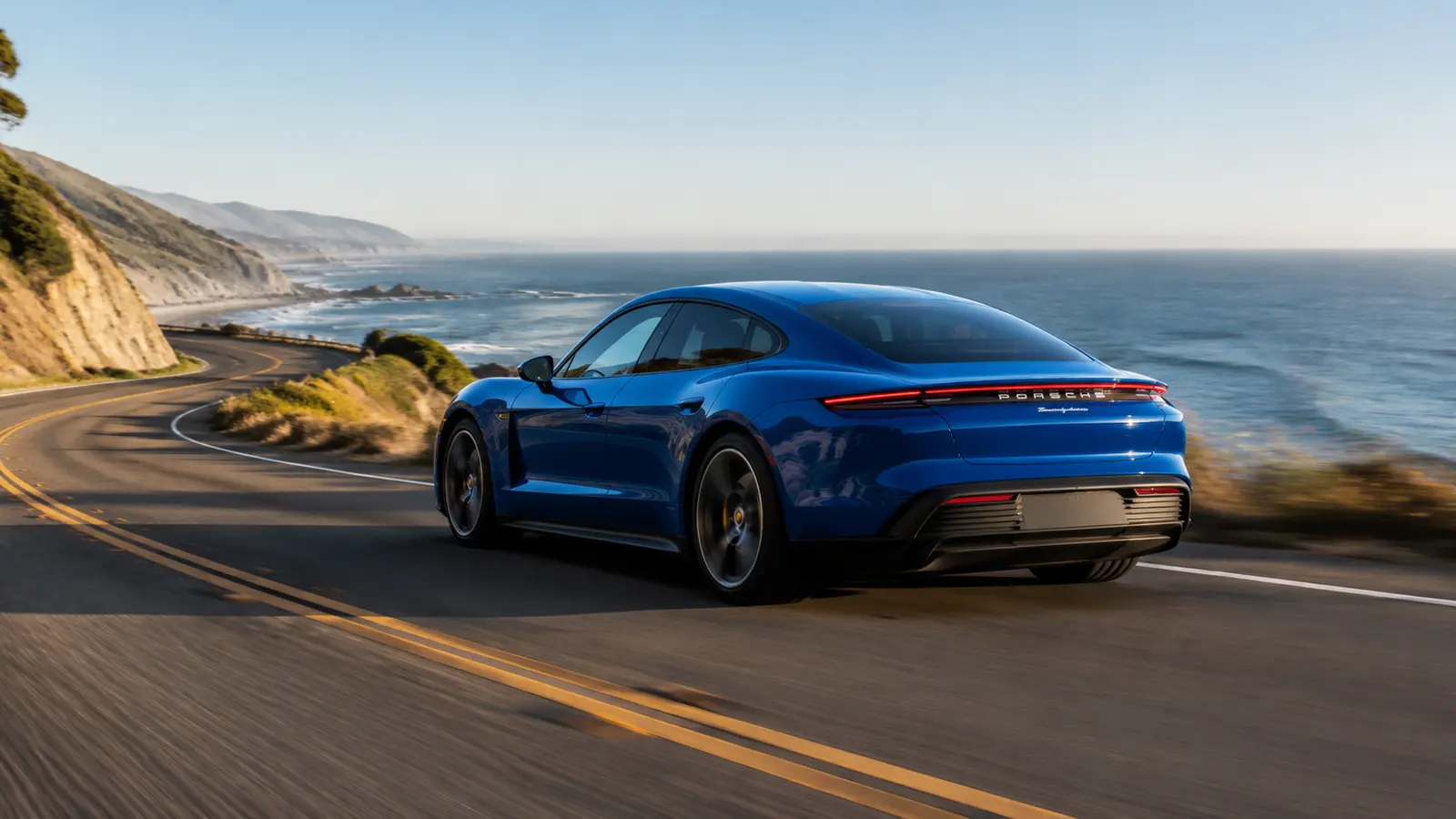 АВТО 1001019 синий Porsche Taycan на океанской дороге
