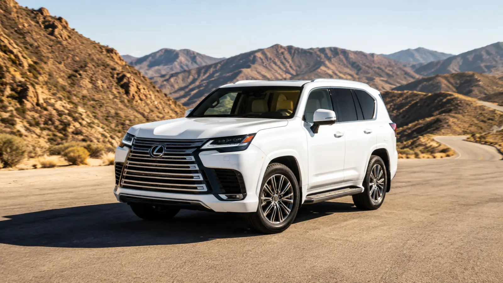 АВТО 1000324 Lexus LX 600 на горной дороге