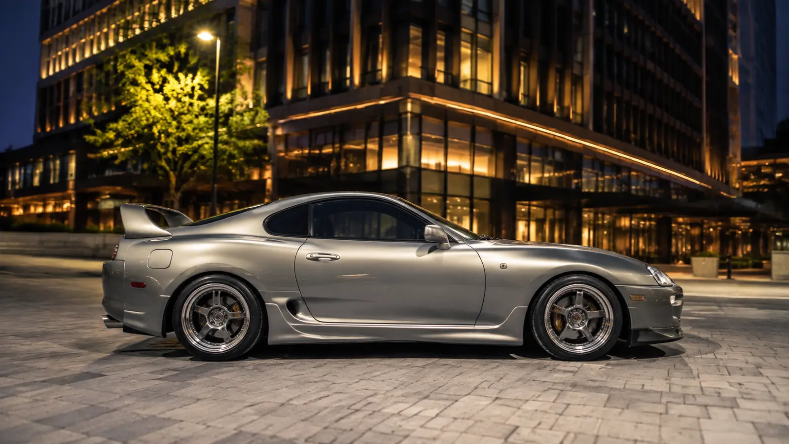 АВТО 1000153 серебристое японское купе в вечернем городе