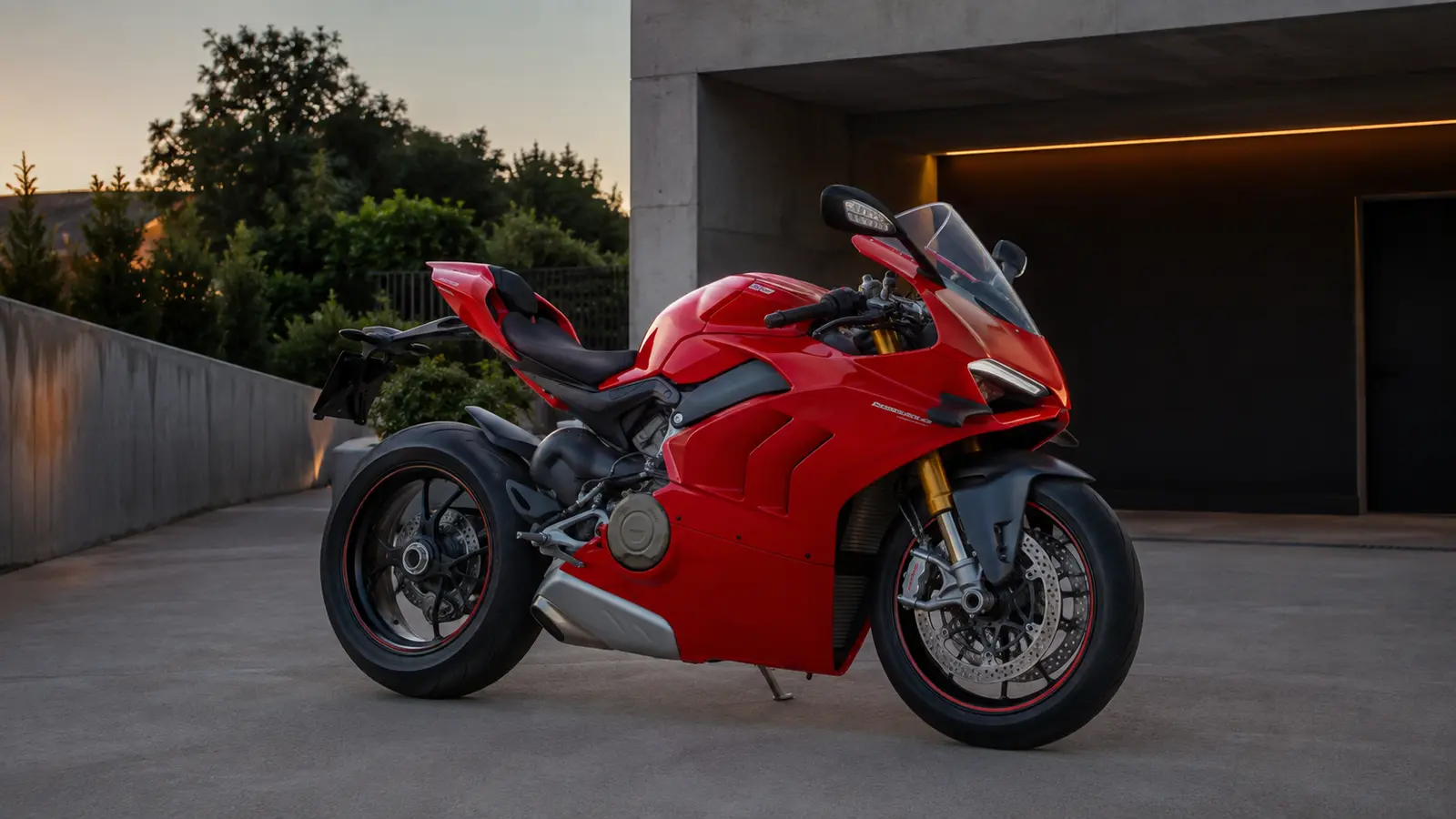 АВТО 1000050 красный Ducati Panigale у гаража
