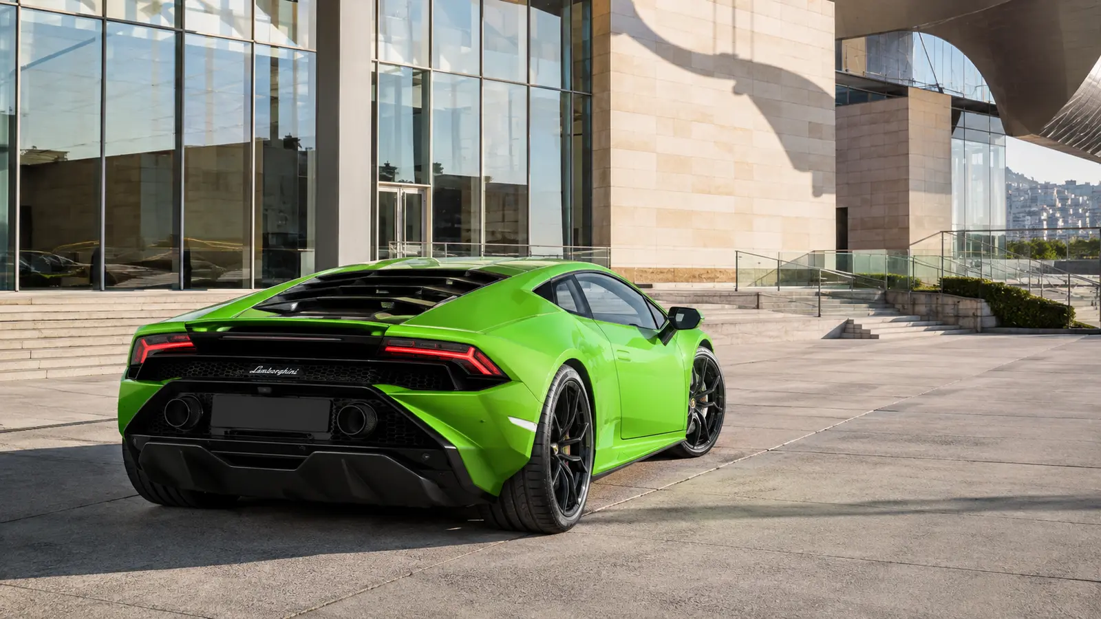 АВТО 1000915 зелёный Lamborghini Huracan Tecnica у стеклянного музея