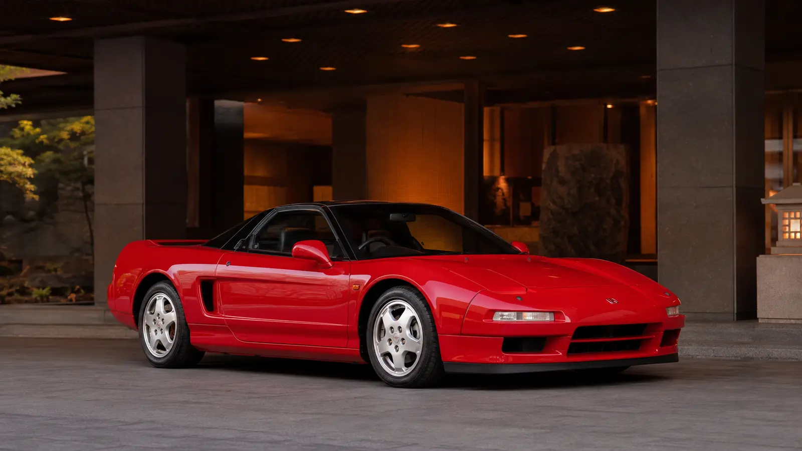 АВТО 1001095 красный Honda NSX у японского отеля 90-х