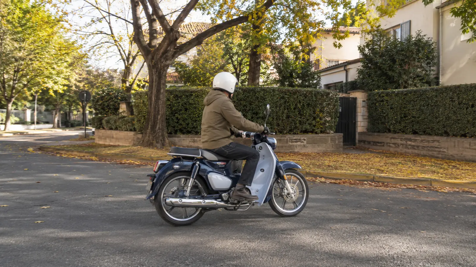 АВТО 1000105 Honda Super Cub C125 на городской улице