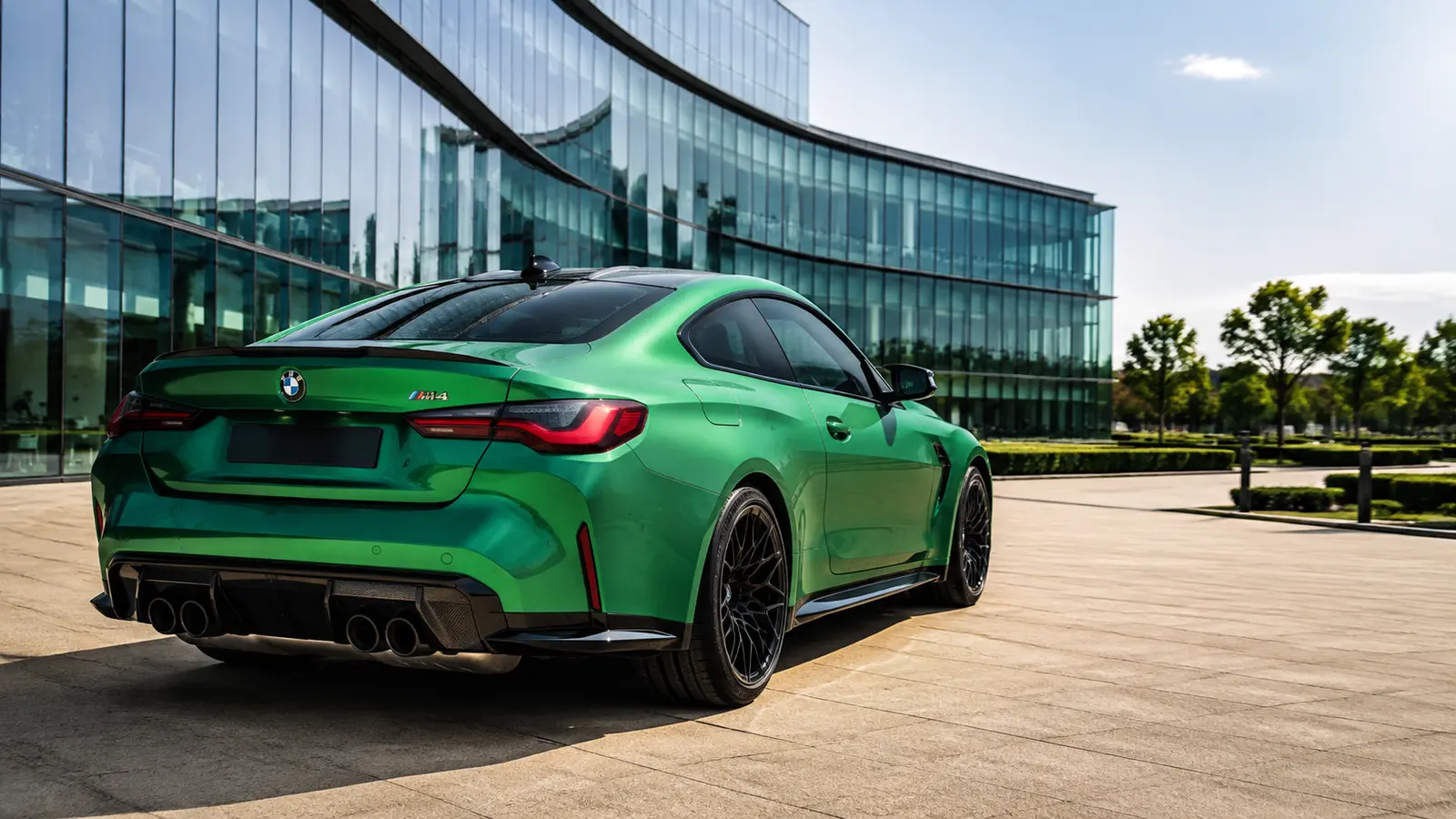 АВТО 1000974 зелёный BMW M4 у стеклянного офиса