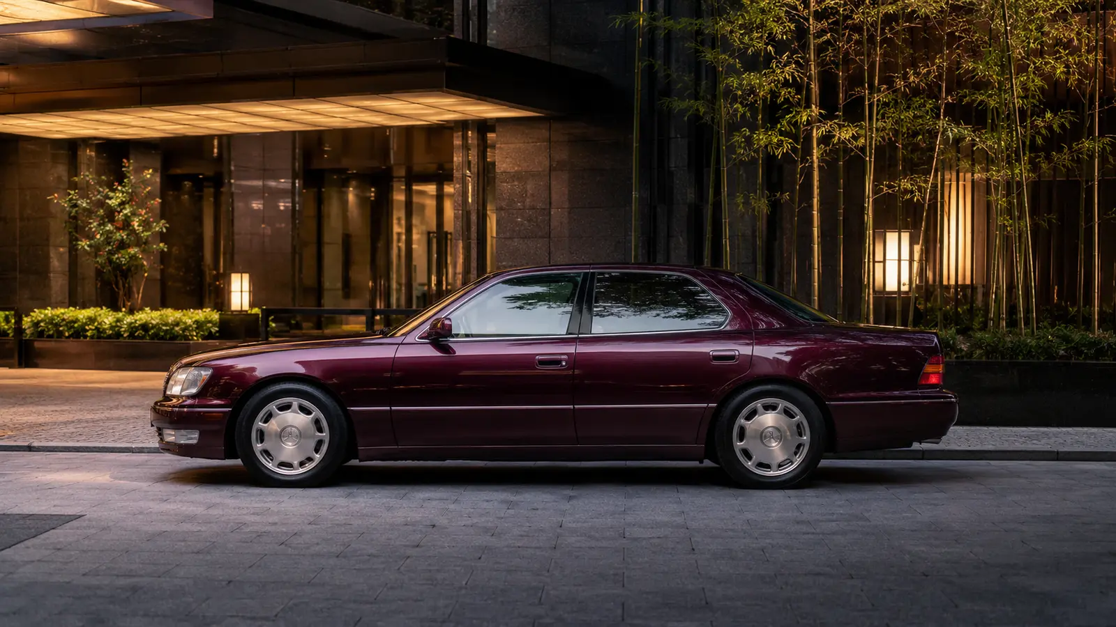 АВТО 1000918 бордовый Lexus LS у токийского отеля 90-х