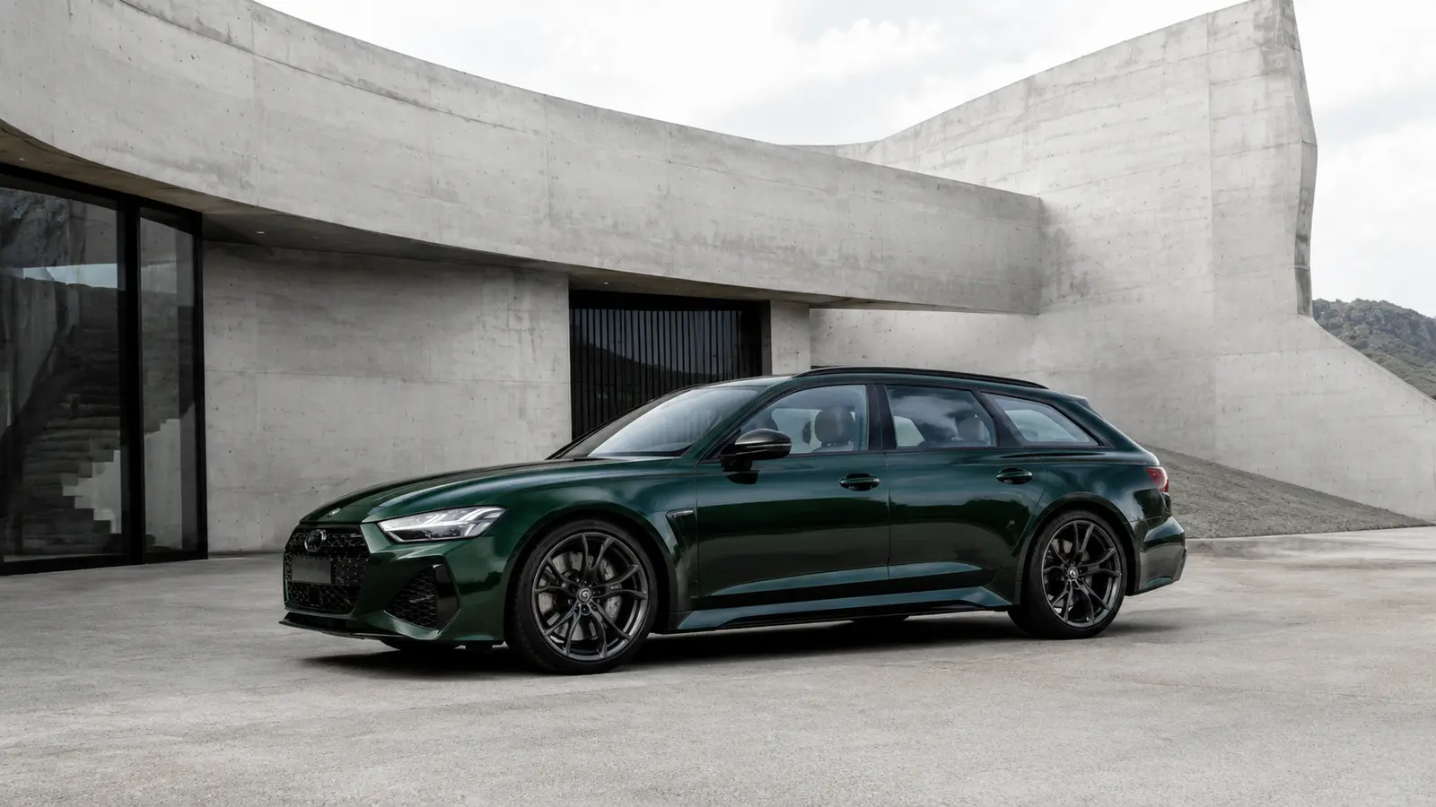 АВТО 1000157 зеленый спортивный универсал у бетонной архитектуры