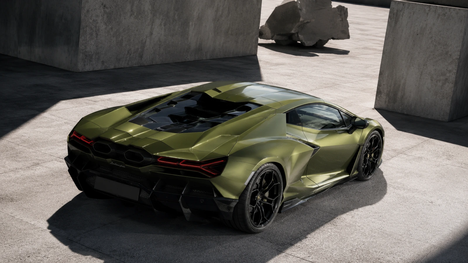 АВТО 1000738 зелёный Lamborghini Revuelto в парке скульптур